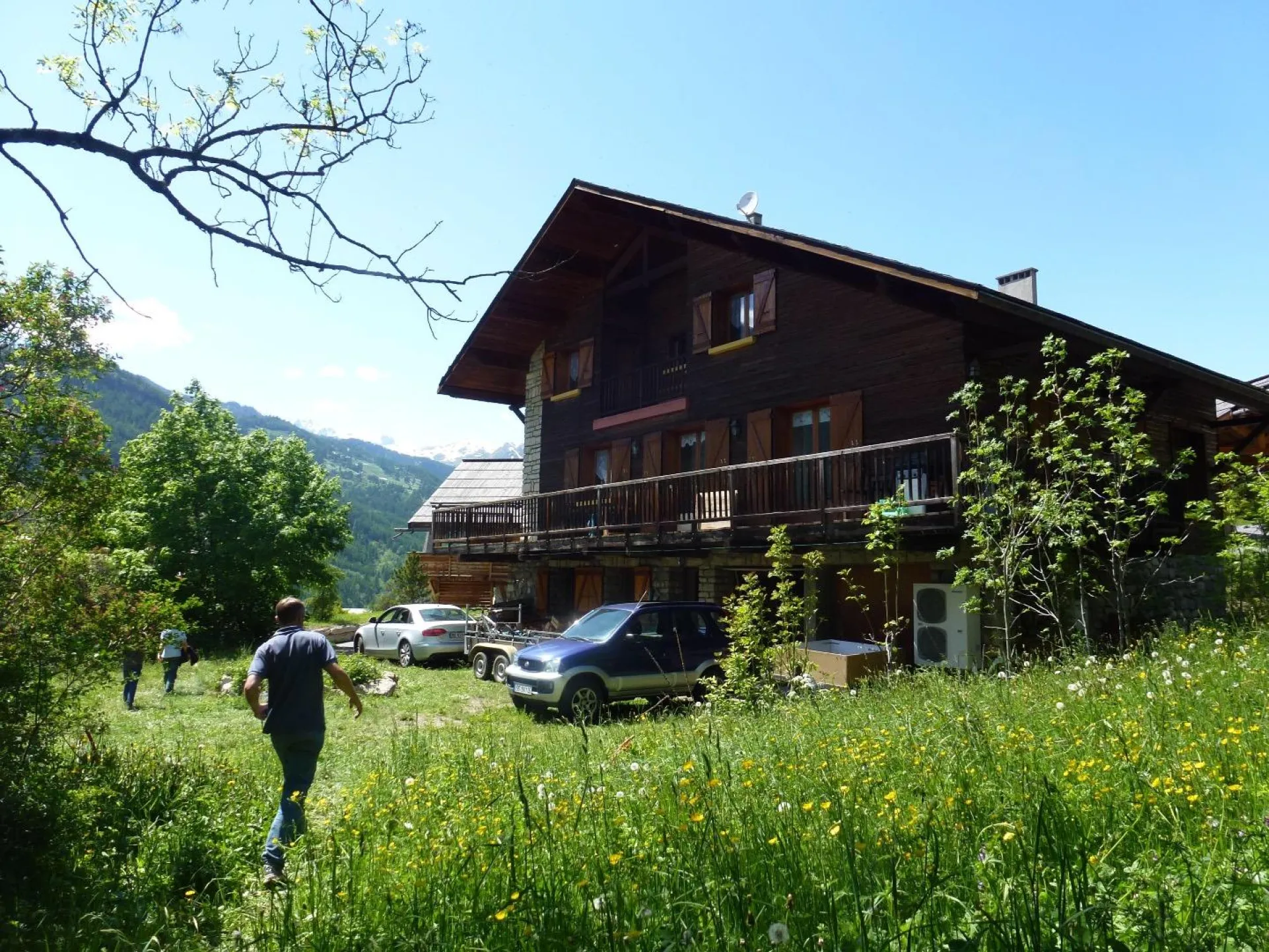 En été, le chalet se loue à un petit prix pour profiter de la vallée : randonnées, rafting, visite de Briançon et ses forts Vaubans,  les cols mythiques pour les cyclistes