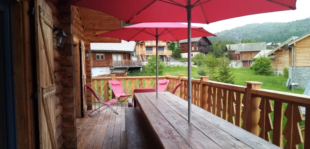 Grande terrasse sud/sud-ouest avec table extérieure pouvant accueillir 16 PERSONNES 
