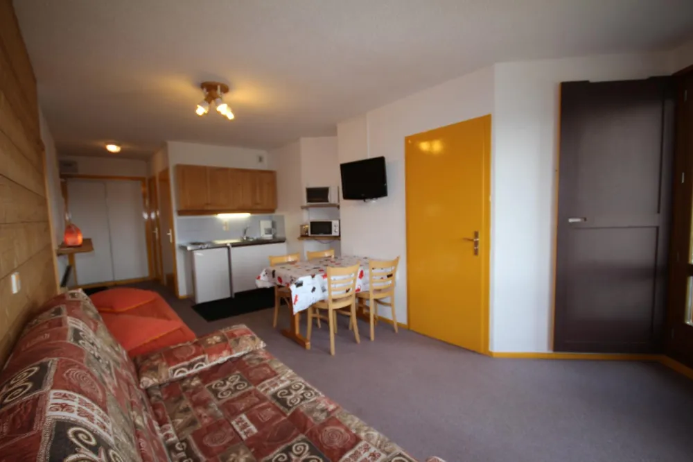 Cuisine et salon d'un appartement.