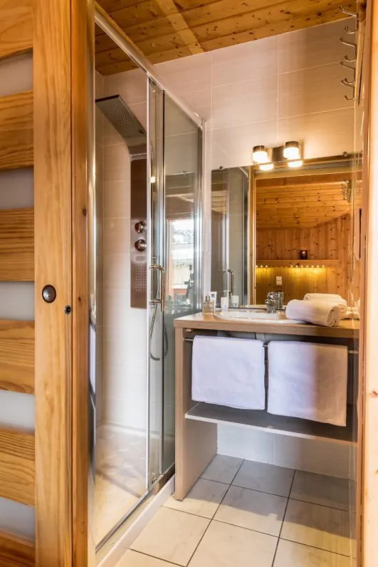 Salle de bain avec douche dans chaque chambre