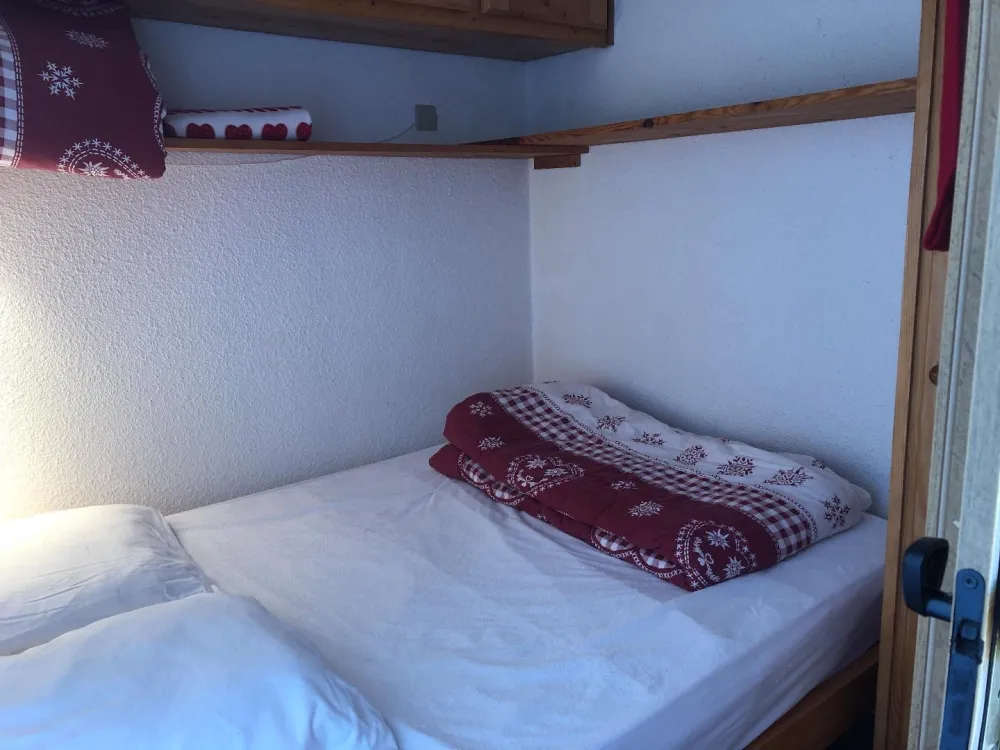 bedroom with double bed ( 140 X 190 ) , printed duvet and pillows
