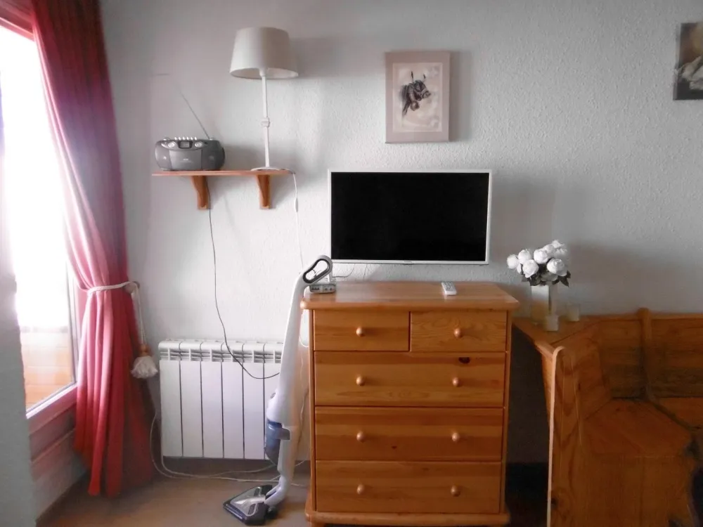 LIVING ROOM WITH DRESSER, FLAT SCREEN TV , DVD , AND CD RADIO . WIRELESS VACUUM CLEANER 