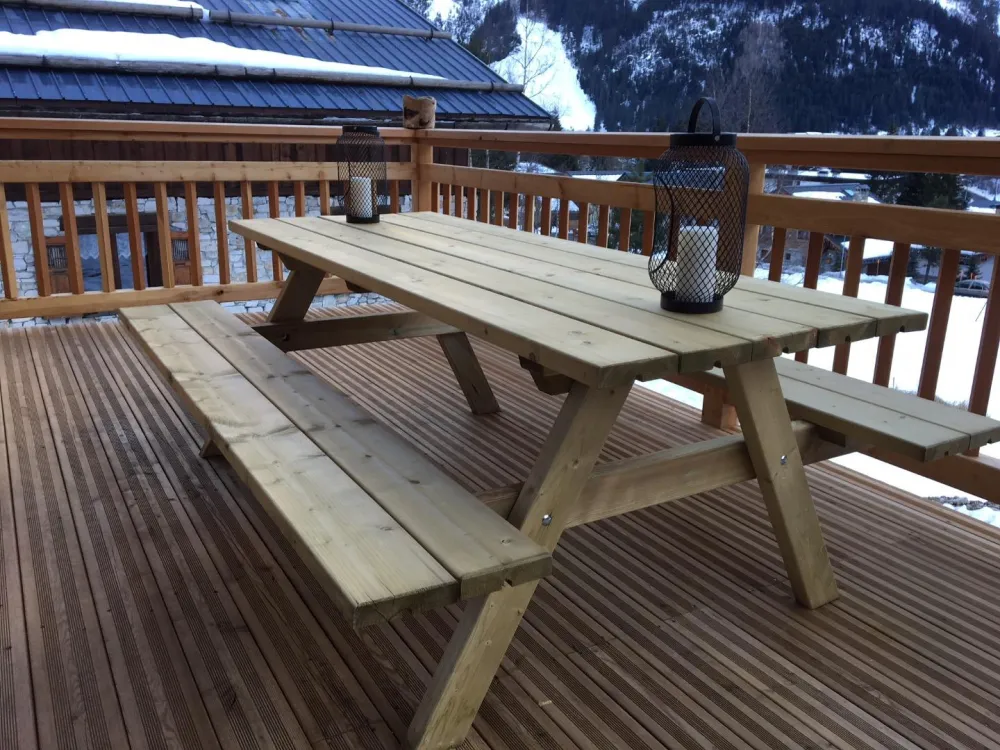 La terrasse plein sud en hiver
Equipée aussi d'un parasol et de trois chaises longues 