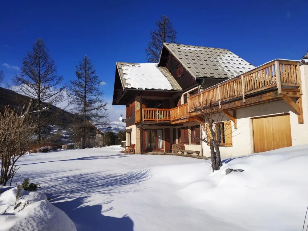 Rez-de-jardin dans chalet avec grand jardin