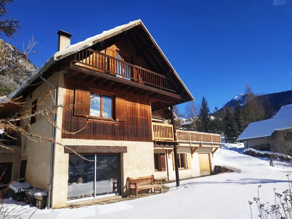 Rez-de-jardin dans chalet avec grand jardin