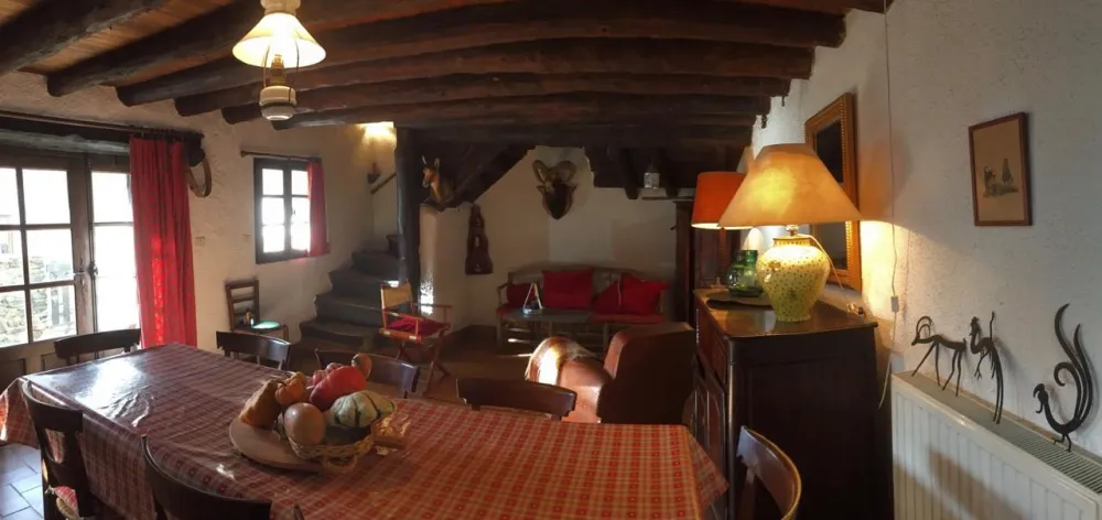 Rez de chaussée: Séjour/Salle à mager donnant sur le jardin.