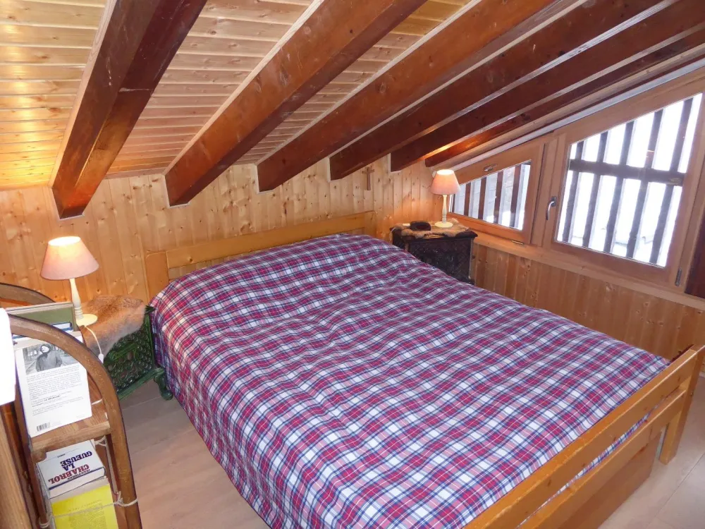 Chambre au nord avec lit de 140 qui vous permet le repos et le calme.
 Recherche dans la décoration qui se veut respectueuse de nos anciens.