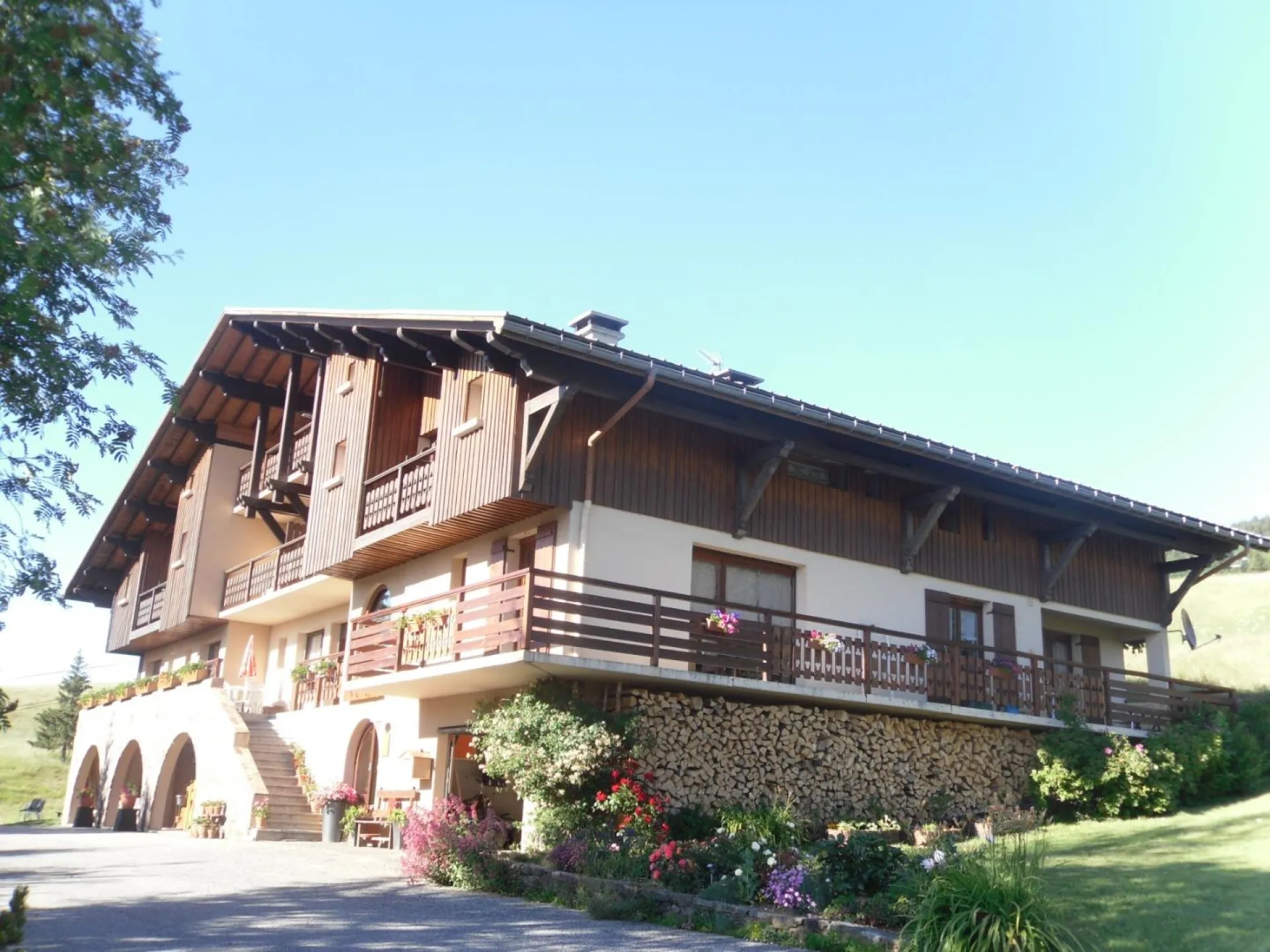 LA CROIX DES AMBAILLES EN ETE  AU MILIEU DES PATURAGES (façade OUEST)