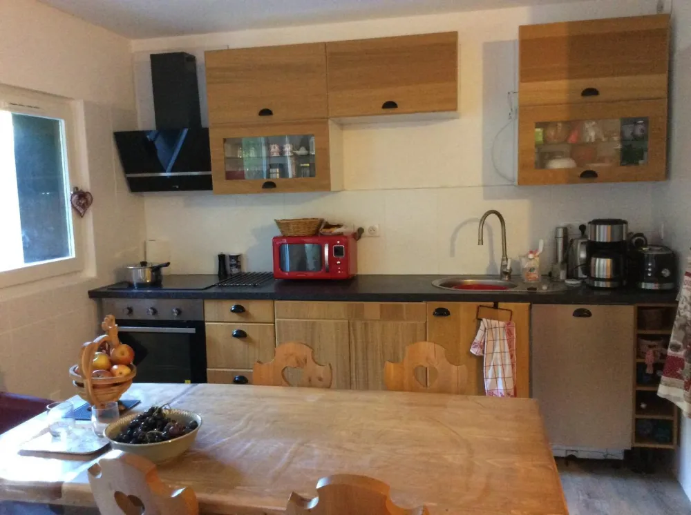 GRANDE PIECE AVEC COIN SALON CI DESSUS CUISINE SALLE DE REPAS ET GRAND BALCON COTE OUEST 