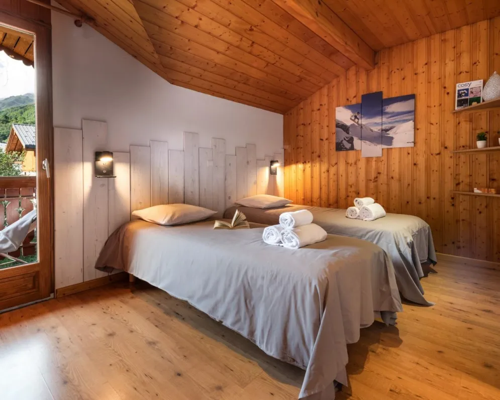 Chalet Snow Valley - chambre double avec salle de bain et balcon