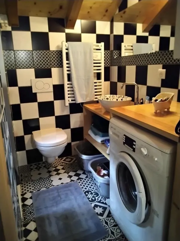 Salle d’eau avec WC sèche serviette lave linge petite capacité 2.5klg