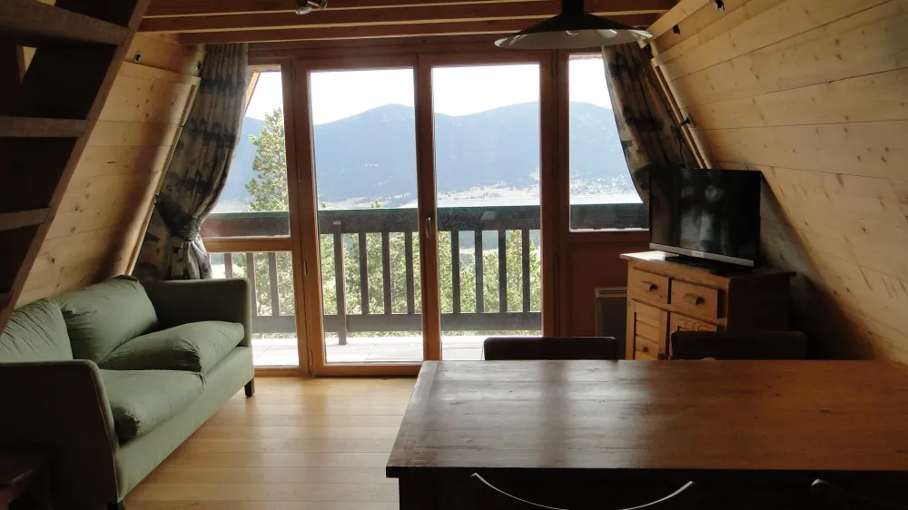 séjour avec balcon et vue sur le lac