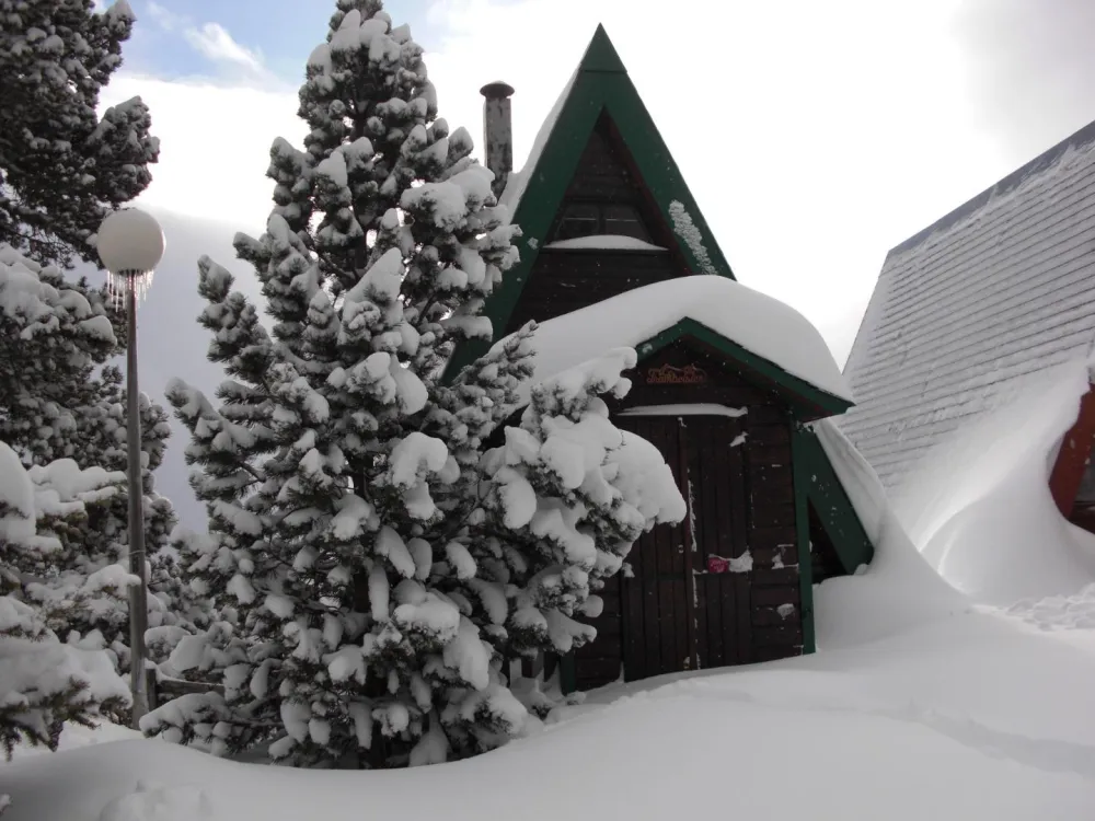 chalet sous la neige