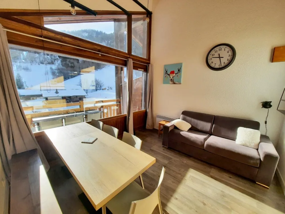 The living room with views of the slopes and the mountains.
Rapido convertible sofa with comfort mattress.