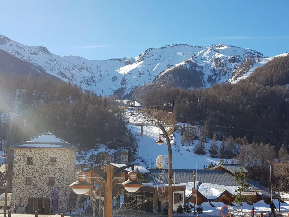 Vue depuis la terrasse de 15 m2 orientée sud.
On aperçoit la piste du Riou qui se trouve à 40m de l'appartement.