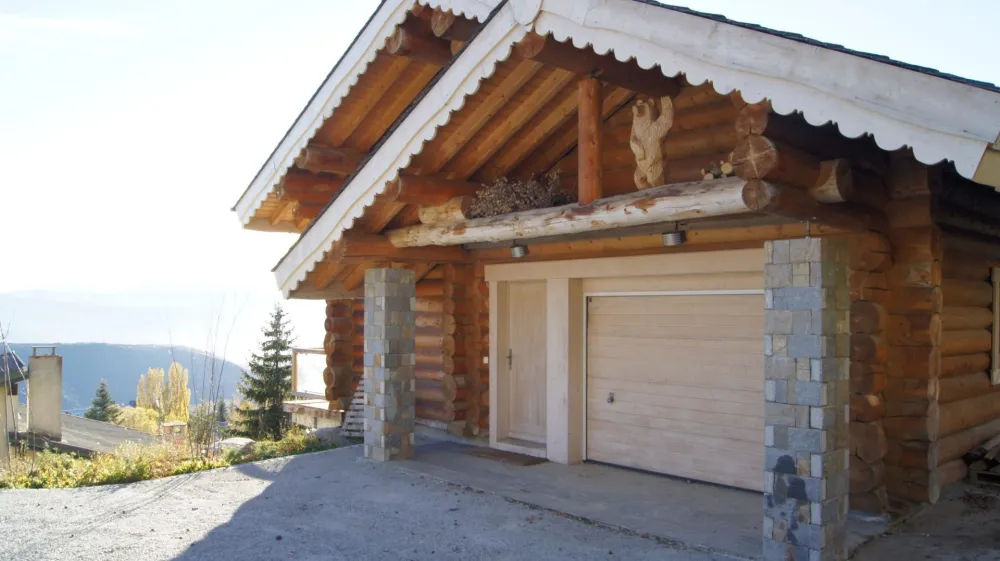 entrée au niveau intermédiaire et garage 