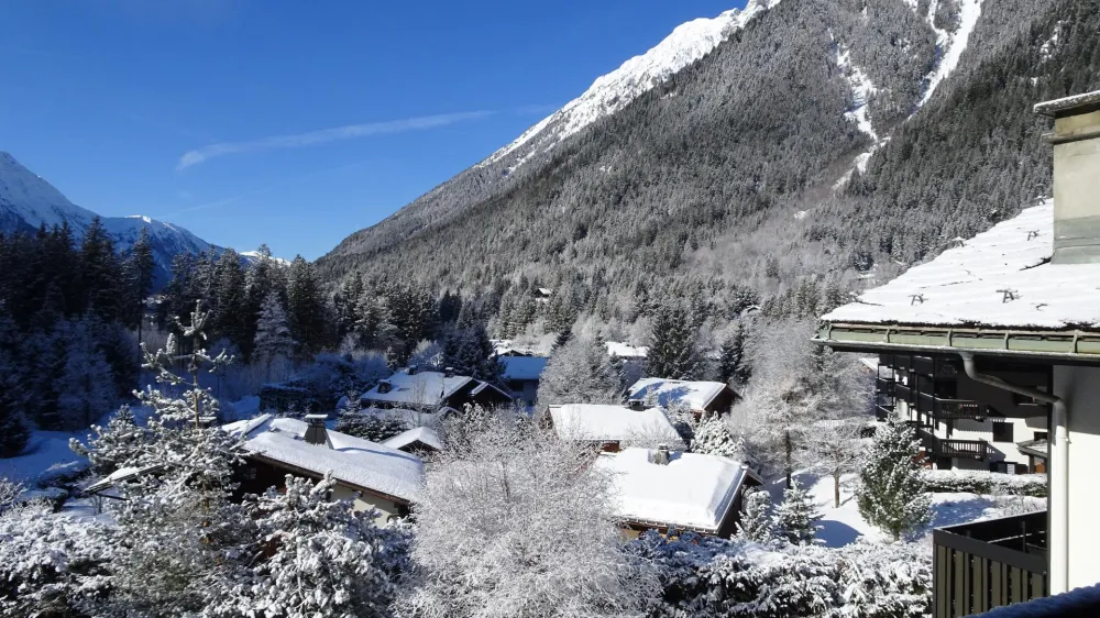 Vue du balcon vers Chamonix, à droite le Brévent