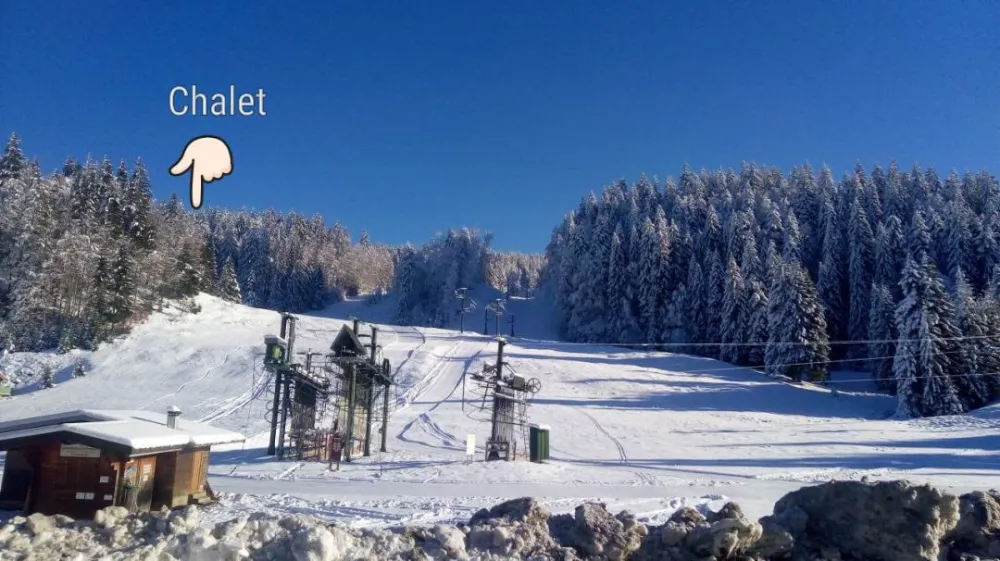 Bas de la piste de la Darbella avec distributeur automatique de forfaits