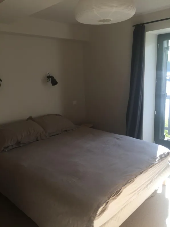 Chambre parentale avec TV et  salle de douche