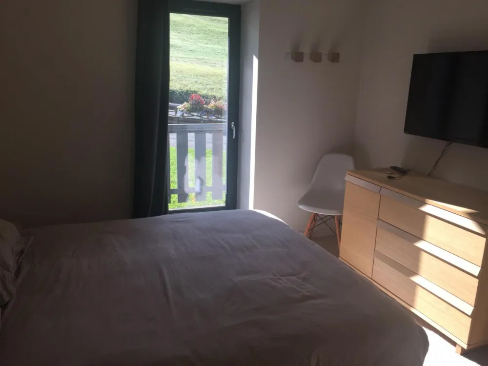 Chambre parentale avec TV et  salle de douche