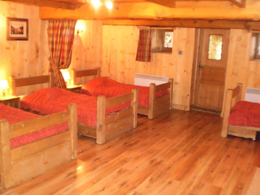 chambre 4 lits simples de 90 sous la pièce principale
