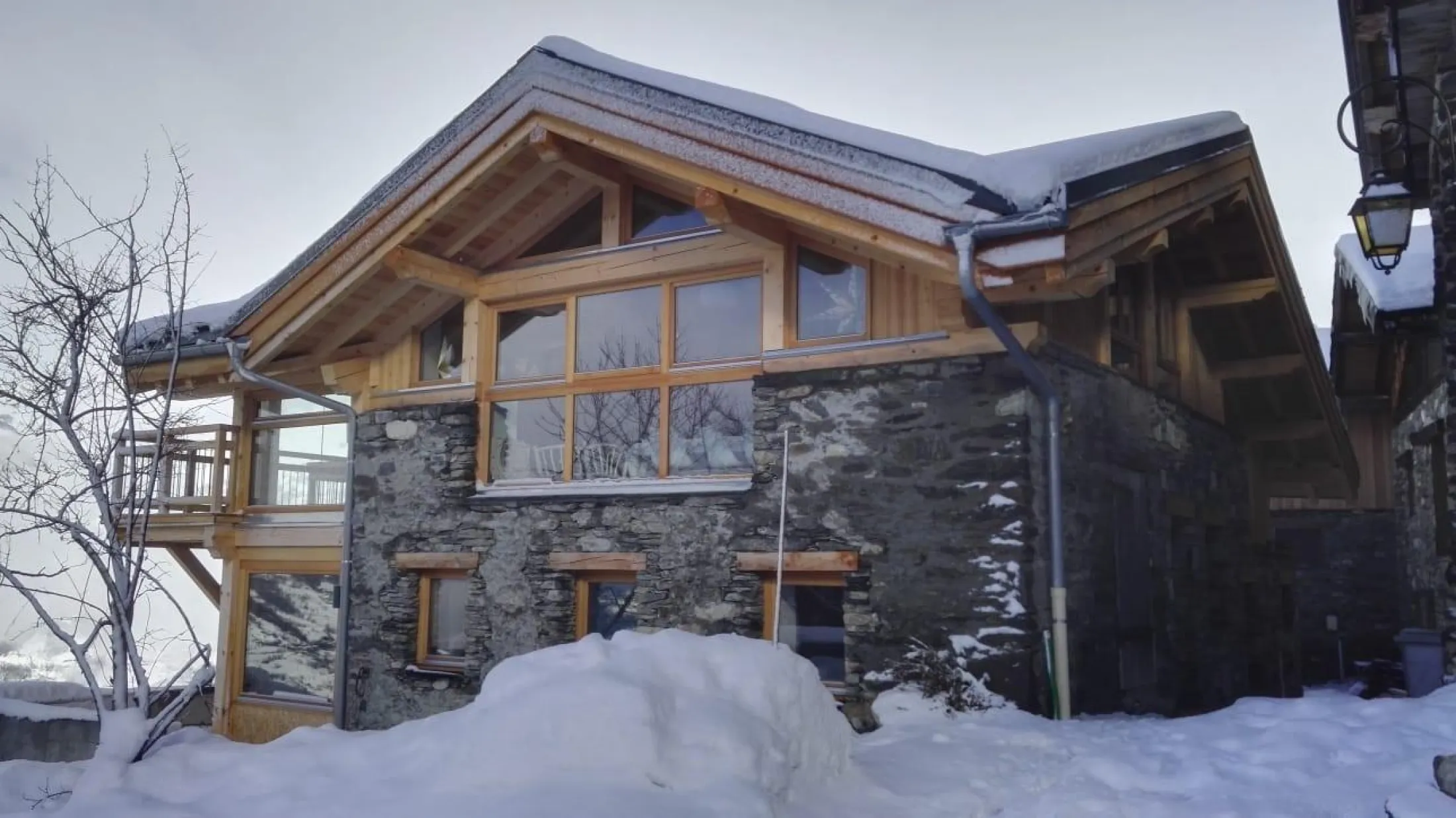 Un chalet tout neuf pour vous accueillir été comme hiver. 