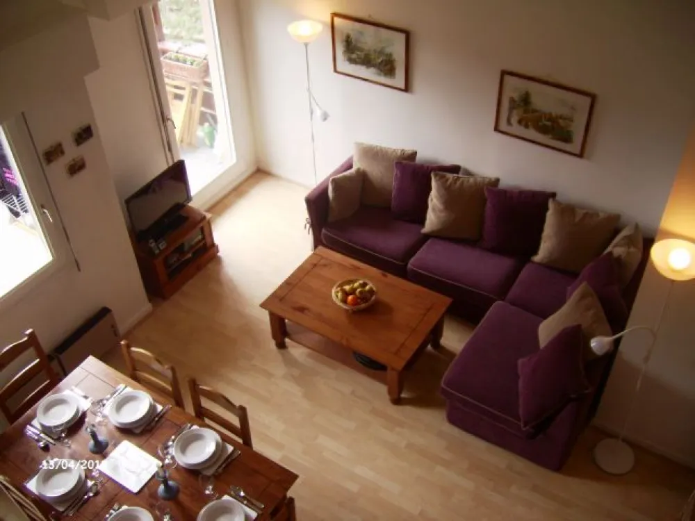 Salon a 6 personnes(33m2).  TV/DVD, WiFi. Parquet. Vue de la mezzanine. 