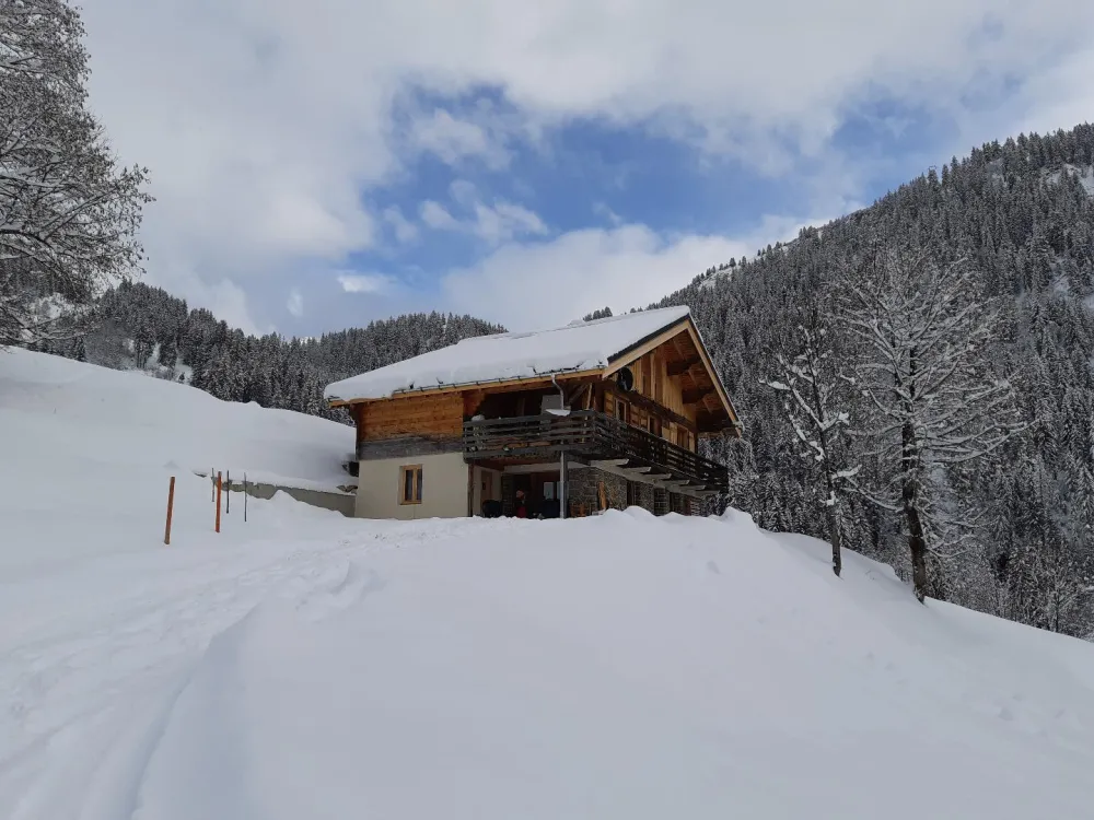 chalet vu de la route, chemin entre le parking et le chalet