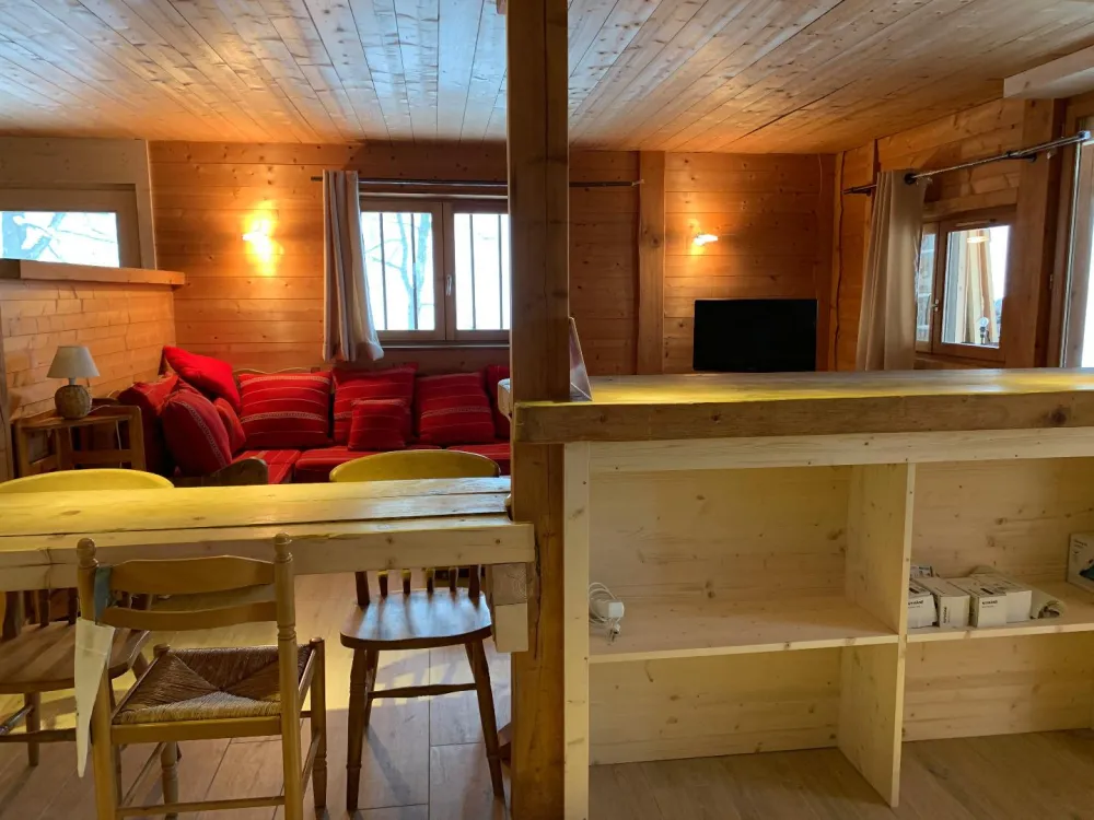 entrée et vue sur un petit salon avec canapé lit