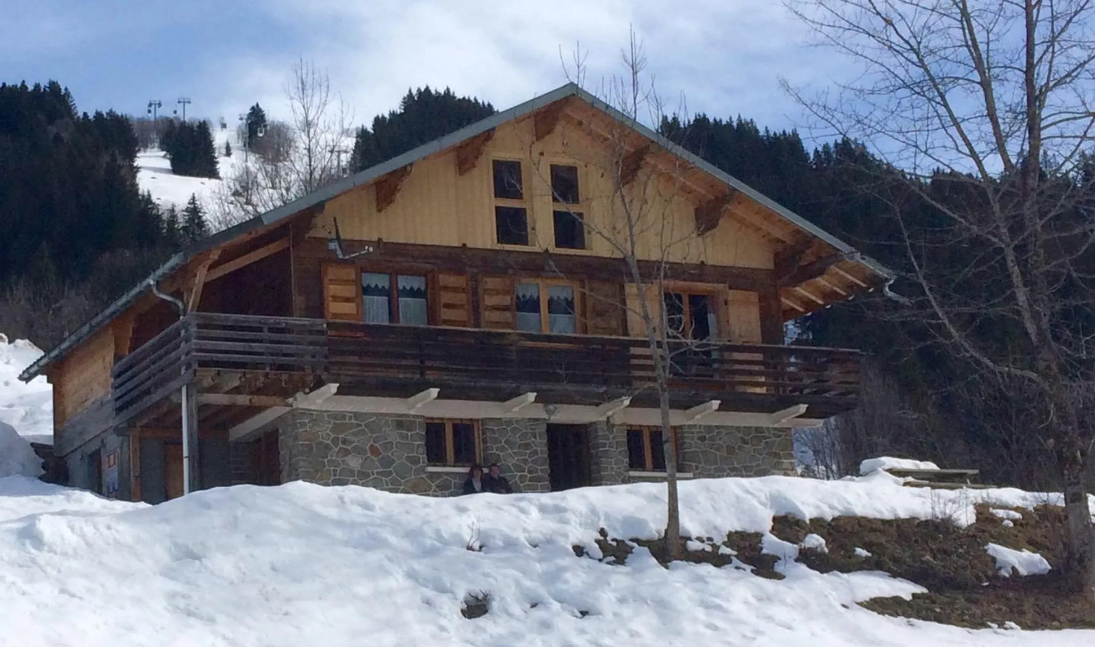 Derrière le chalet on aperçoit les oeufs et la piste de Belleville sur le versant Hauteluce des Contamines. 