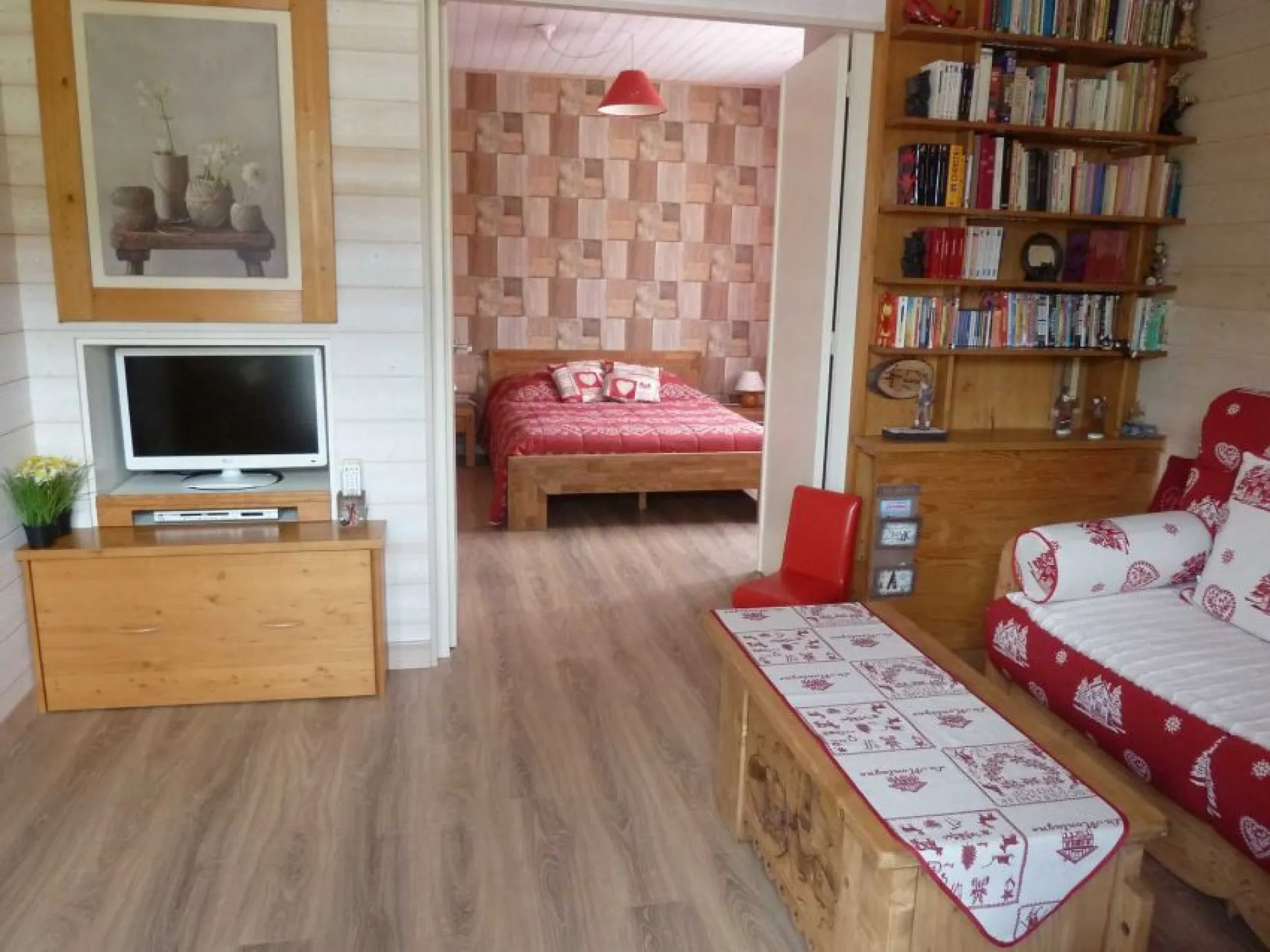depuis le séjour, au fond la chambre avec le grand lit