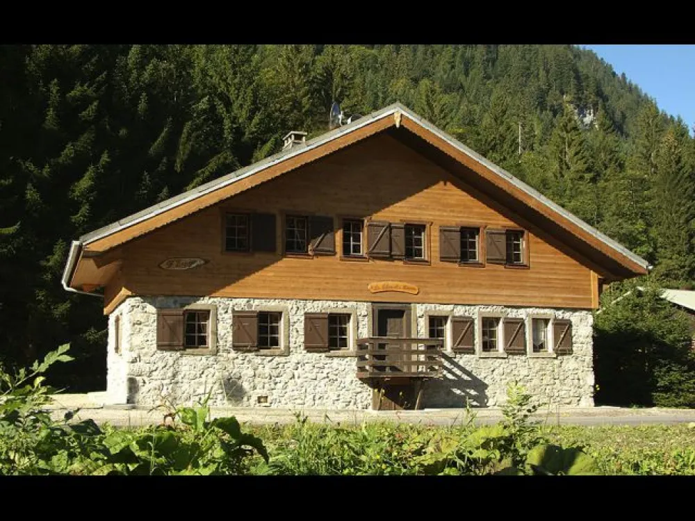      chalet entièrement restauré
    sous bassement du 18è en pierre de montagne    