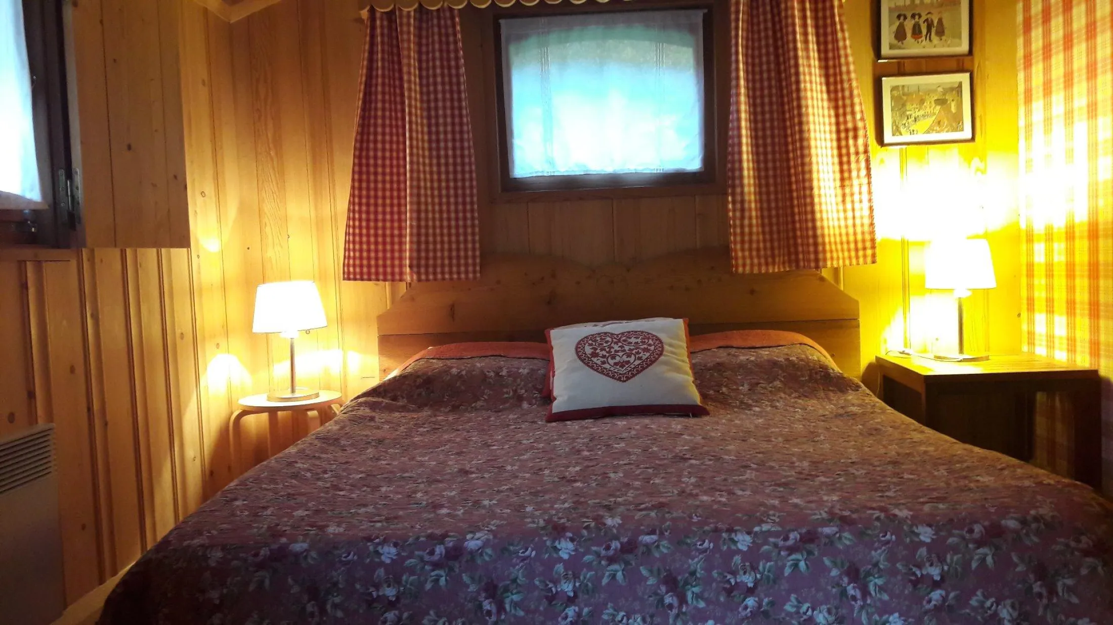 La chambre à rez de chaussée , souvent dévolue aux parents ou aux grands parents , qui disposent ainsi pour eux seuls , d'une salle de bains , de toilettes et d'une petite cuisine ( plaque deux feux , évier , machine à laver et à sécher de marque Miele ) 