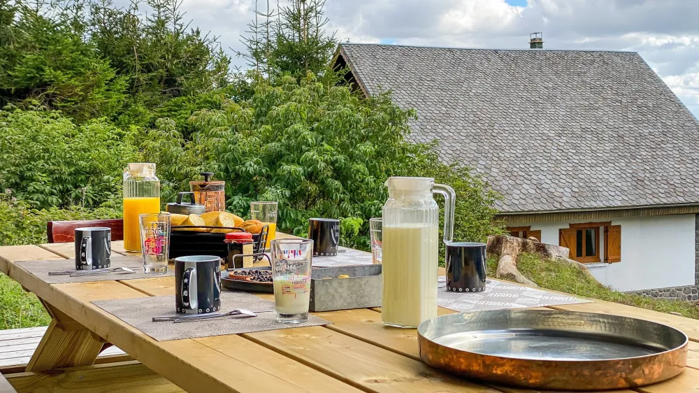 Profitez d’un séjour unique dans ce chalet avec terrasse extérieure à Super Besse. Offrant une vue panoramique sur les montagnes, il allie charme et confort pour des moments inoubliables en famille ou entre amis, été comme hiver.
