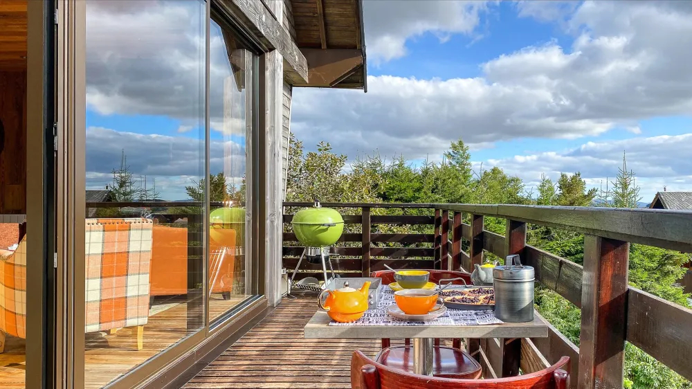 Séjournez dans un chalet avec balcon à Super Besse et admirez une vue imprenable sur les montagnes et la station. Alliant confort et authenticité, ce refuge chaleureux est idéal pour des vacances en famille ou entre amis, au cœur du Massif du Sancy.