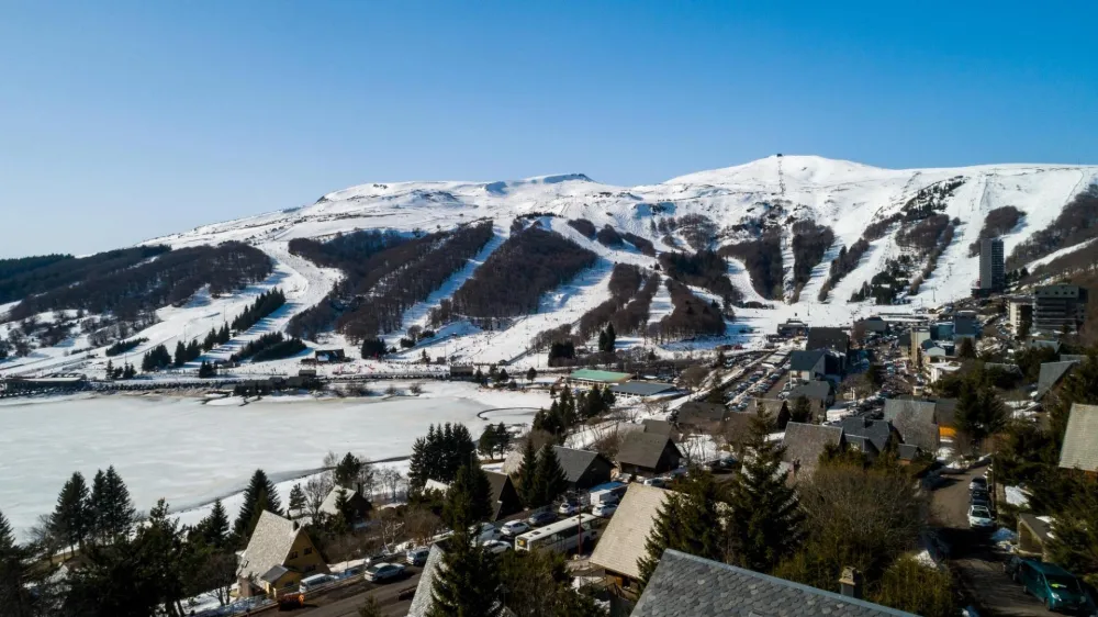 Le Chalet L’Anorak à Super Besse vous offre une vue exceptionnelle sur le Lac des Hermines et la station. Ce refuge chaleureux allie confort et nature, avec un spa extérieur face aux sommets. Idéal pour un séjour inoubliable en famille ou entre amis.