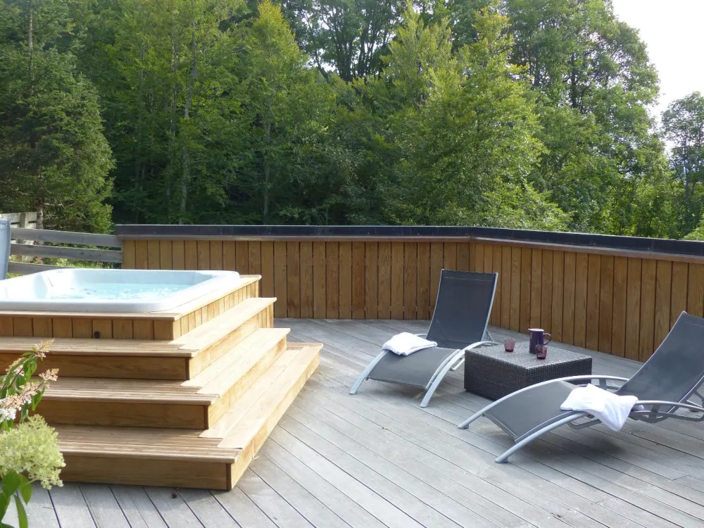 Terrasse ,Est et Sud avec  jacuzzi : été  hiver . 