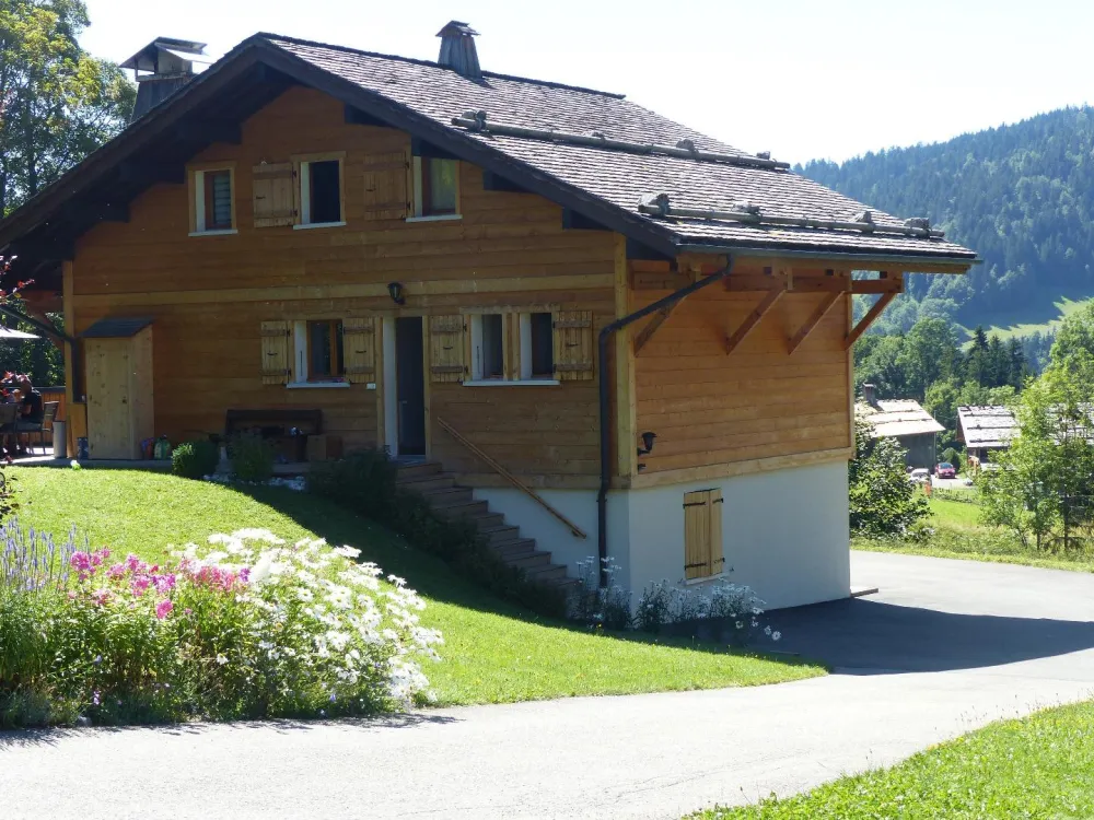  
ETE . Pelouse privée . table et fauteuils, barbecue sur  2000m² aire de jeux .trampoline , balançoire ,terrain de boule , ping- pong ,