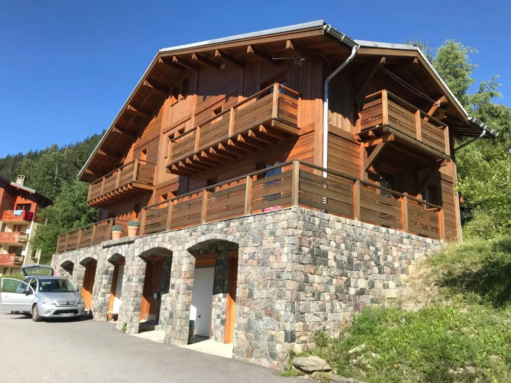 Vue d'ensemble du chalet ( je suis en attente de pouvoir faire une belle photo avec plein de neige :(((((((((), possibilité de garage individuel, parking à proximité, En été le mini golf et le mur d'escalade est juste à côté. A pied il se situe à 10 minut