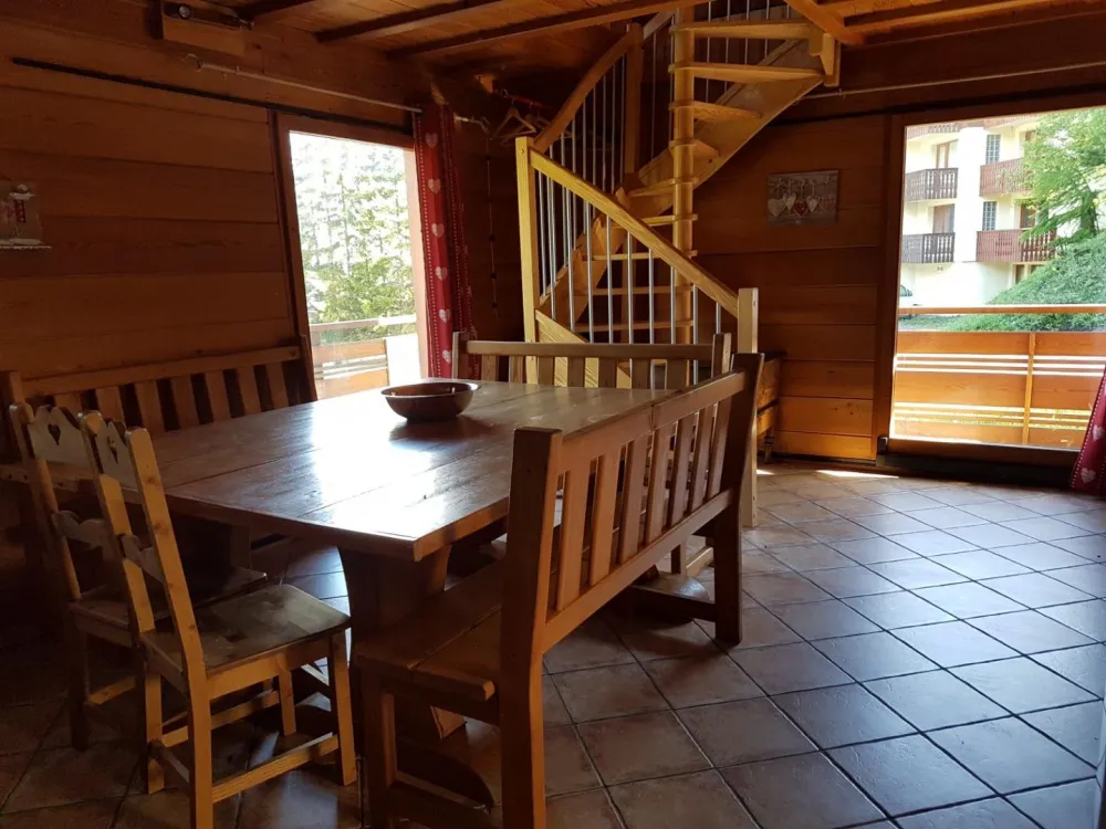 Coin repas avec grande table pour 12 personnes. Un balcon dessert le chalet il est assez grand pour mettre une table et des chaises, bain de soleil .....  vue sur les montagnes .