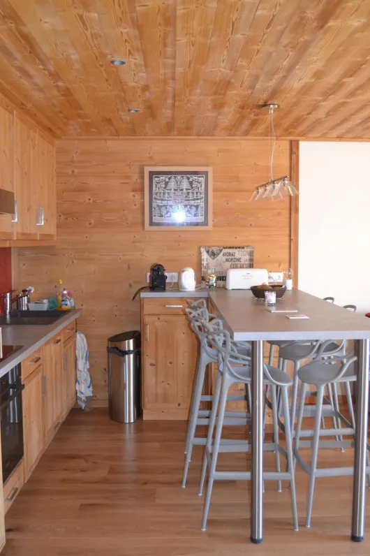 Le séjour cuisine et table haute