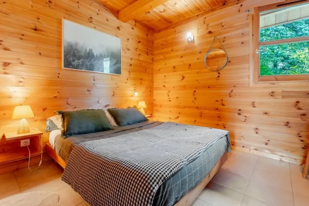 Chambre en rez-de-jardin avec lit 140x190