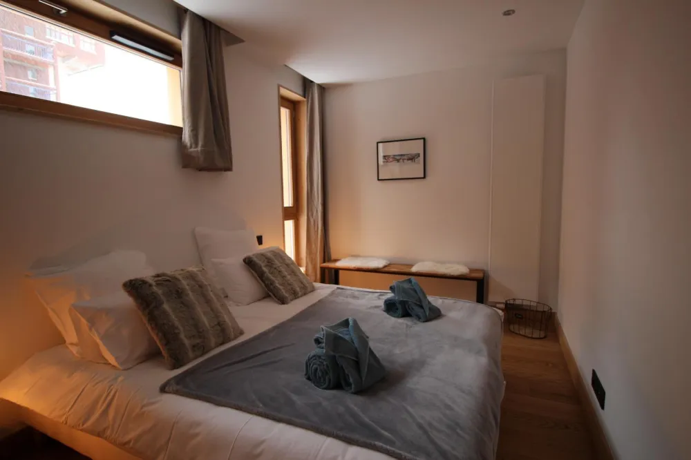 Chambre 2 : lit double ou 2 simples selon votre besoin + grand placard