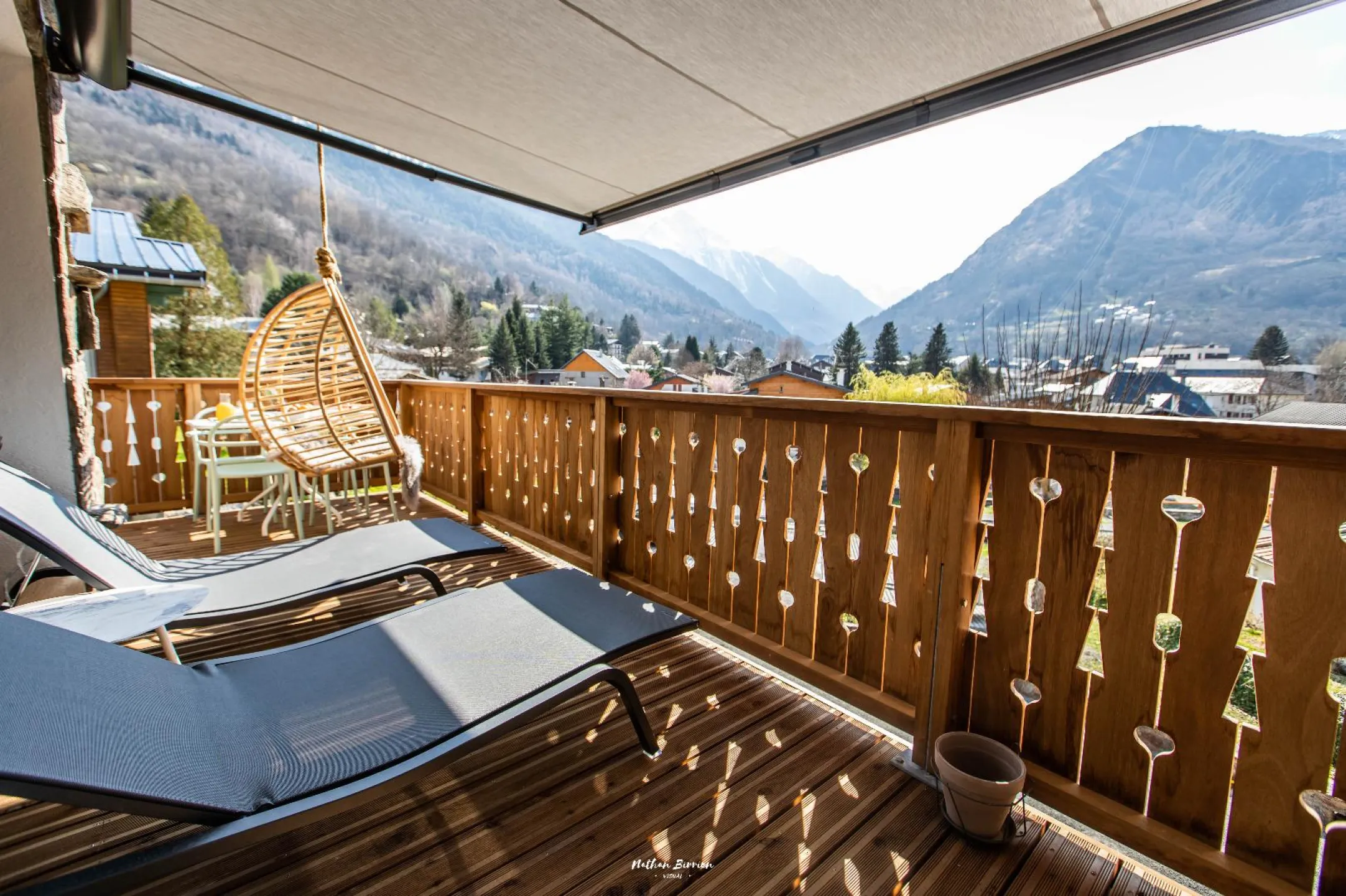 Farniente sur le balcon terrasse: tête à l'ombre, pieds au soleil