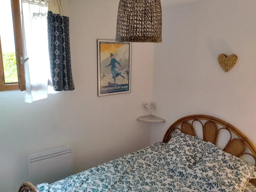 chambre avec lit en 140, avec parquet massif et fenêtre avec volet