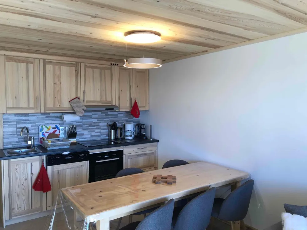Cuisine et Espace Salle à manger. Fauteuils, équipement neuf et tout confort.