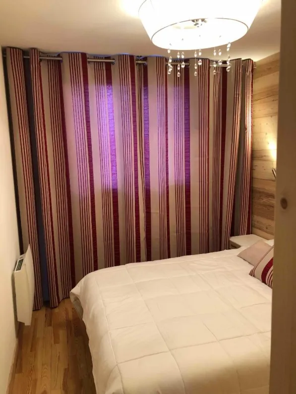 Chambre double avec grand placard à porte coulissante et fenêtre 