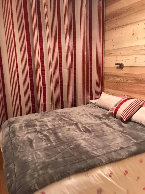 Chambre double avec grand placard à porte coulissante et fenêtre 