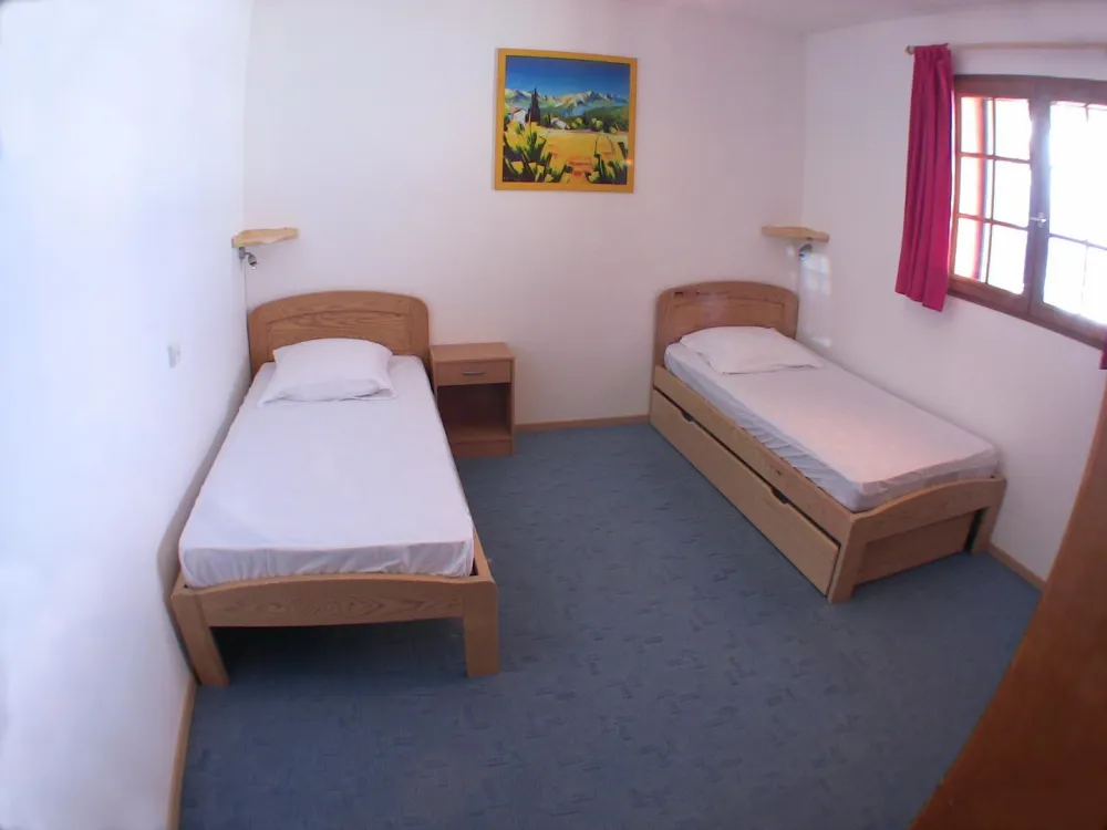 Chambre à 3 lits simple