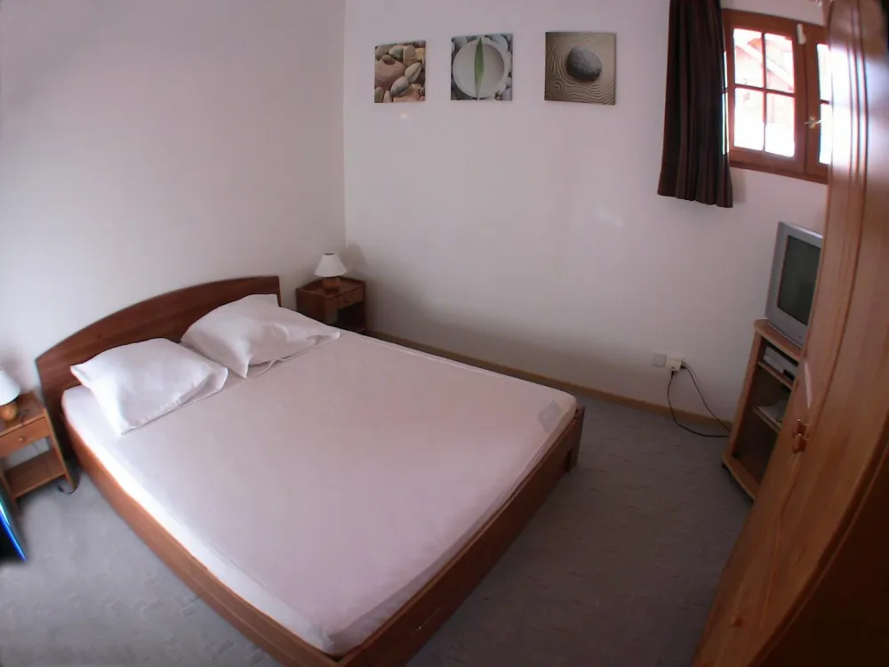 Chambre double + lit bébé
